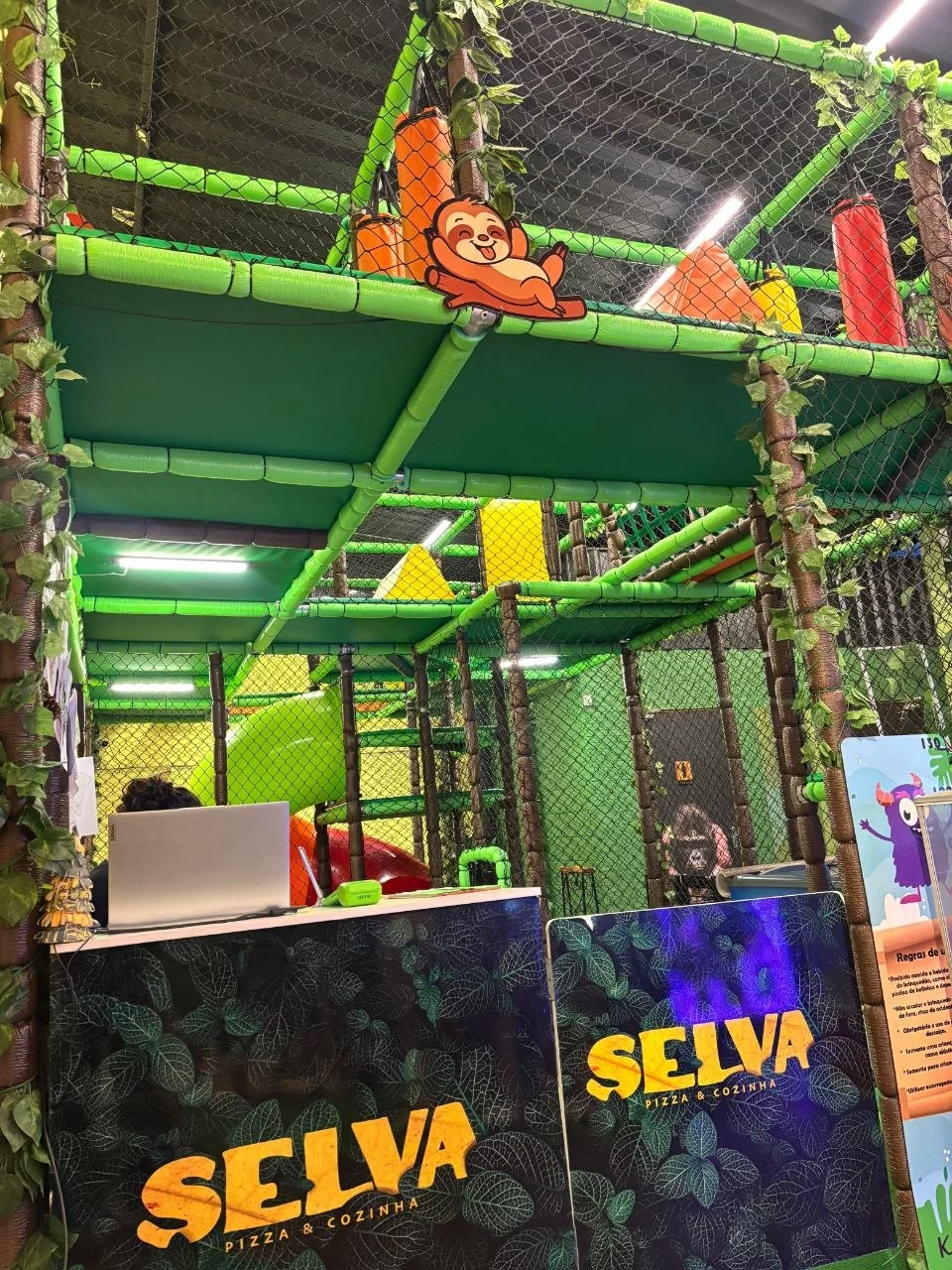 Espaço Kids do Selva Pizzaria — área monitorada e segura para crianças